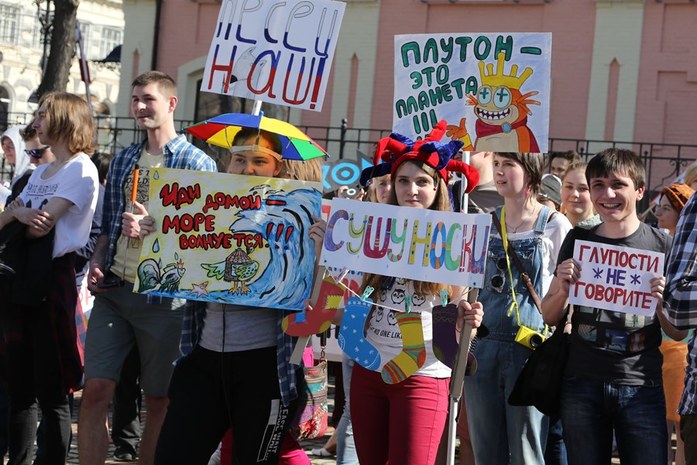 На контрасте: в Нижнем Новгороде прошли демонстрация и монстрация 11 На контрасте: в Нижнем Новгороде прошли демонстрация и монстрация 11