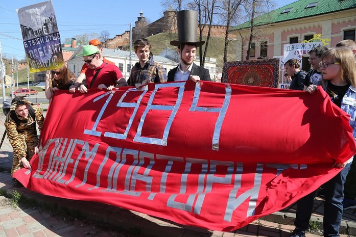 На контрасте: в Нижнем Новгороде прошли демонстрация и монстрация 12 На контрасте: в Нижнем Новгороде прошли демонстрация и монстрация 12