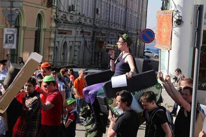 На контрасте: в Нижнем Новгороде прошли демонстрация и монстрация 13 На контрасте: в Нижнем Новгороде прошли демонстрация и монстрация 13