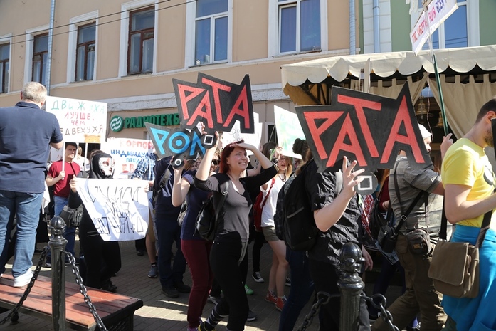 На контрасте: в Нижнем Новгороде прошли демонстрация и монстрация 15 На контрасте: в Нижнем Новгороде прошли демонстрация и монстрация 15