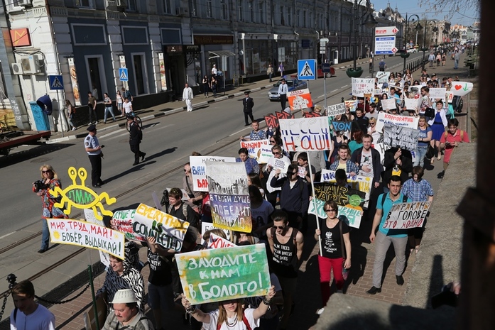 На контрасте: в Нижнем Новгороде прошли демонстрация и монстрация 16 На контрасте: в Нижнем Новгороде прошли демонстрация и монстрация 16