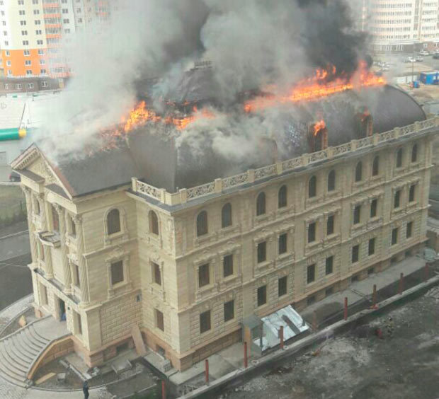 В Покровке горит недостроенное здание 1 В Покровке горит недостроенное здание 1