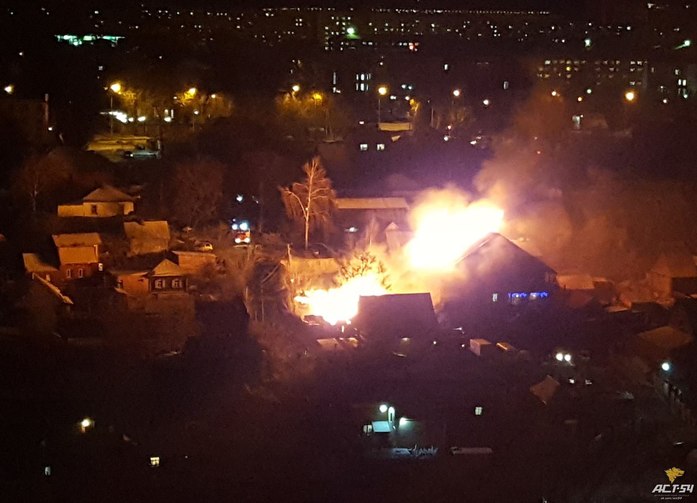 В Новосибирске ночью сгорел трехэтажный отель 1 В Новосибирске ночью сгорел трехэтажный отель 1