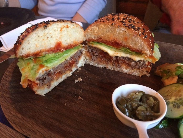 Чем кормит «Белый кролик» и стрит-фуд, за который не стыдно. ДАЙДЖЕСТ ресторанной критики 2 Чем кормит «Белый кролик» и стрит-фуд, за который не стыдно. ДАЙДЖЕСТ ресторанной критики 2