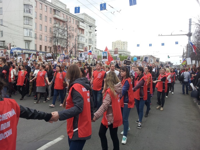 По Челябинску прошел 50-тысячный «Бессмертный полк» 6 По Челябинску прошел 50-тысячный «Бессмертный полк» 6