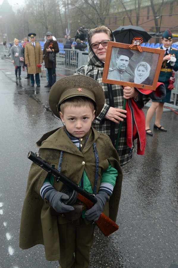 Более 100 тыс. нижегородцев прошли с "Бессмертным полком" 4 Более 100 тыс. нижегородцев прошли с "Бессмертным полком" 4