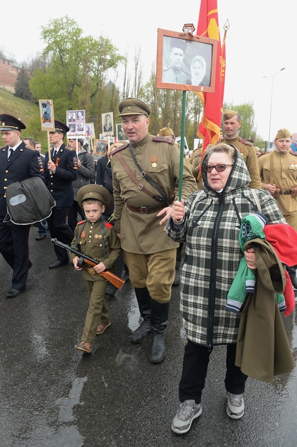 Более 100 тыс. нижегородцев прошли с "Бессмертным полком" 9 Более 100 тыс. нижегородцев прошли с "Бессмертным полком" 9