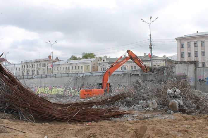 Демонтаж долгостроя на Нижне-Волжской набережной подходит к концу 1 Демонтаж долгостроя на Нижне-Волжской набережной подходит к концу 1