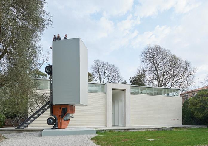 Поставленный на крышу ГАЗон Next выставили на Венецианской биеннале 2 Поставленный на крышу ГАЗон Next выставили на Венецианской биеннале 2