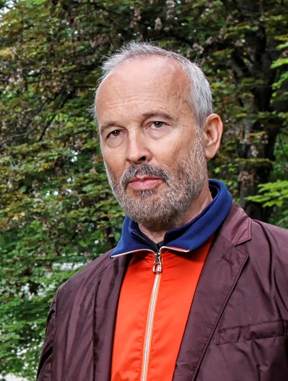 Поставленный на крышу ГАЗон Next выставили на Венецианской биеннале 1 Поставленный на крышу ГАЗон Next выставили на Венецианской биеннале 1