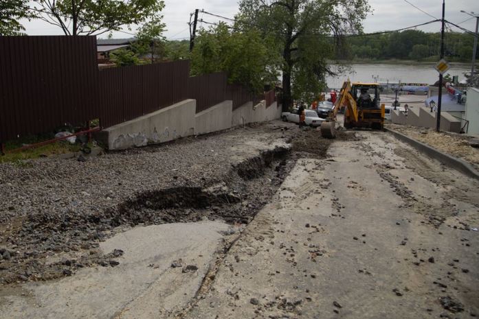 Ростовские власти устраняют последствия непогоды на Семашко 2 Ростовские власти устраняют последствия непогоды на Семашко 2