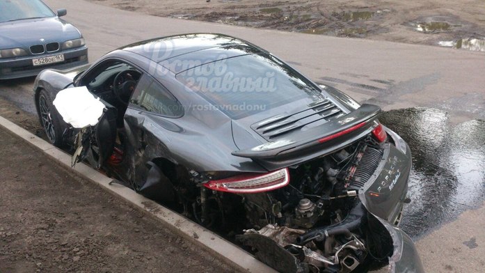 В Ростове-на-Дону мужчина разбил "Porsche" ФОТО 1 В Ростове-на-Дону мужчина разбил "Porsche" ФОТО 1