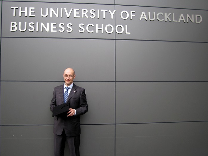 Он вслед за сыном уехал за границу и начал жизнь с чистого листа 1 Он вслед за сыном уехал за границу и начал жизнь с чистого листа 1