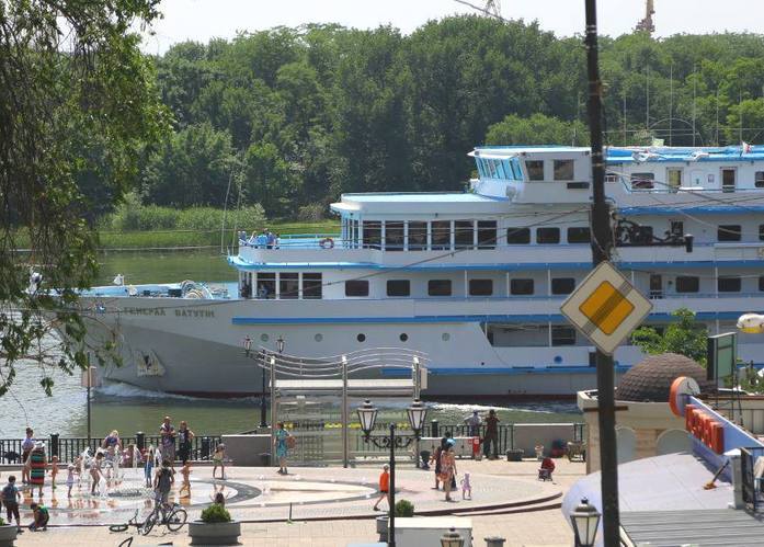 К ростовскому порту причалил теплоход "Генерал Ватутин" ФОТО 1 К ростовскому порту причалил теплоход "Генерал Ватутин" ФОТО 1