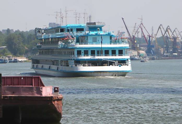 К ростовскому порту причалил теплоход "Генерал Ватутин" ФОТО 3 К ростовскому порту причалил теплоход "Генерал Ватутин" ФОТО 3