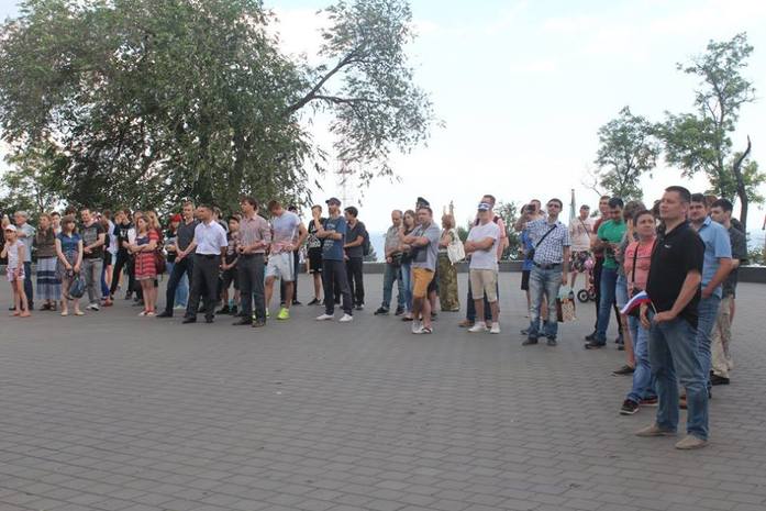 В День России на Дону протестовали против Путина и собирали деньги на мемориал 16 В День России на Дону протестовали против Путина и собирали деньги на мемориал 16