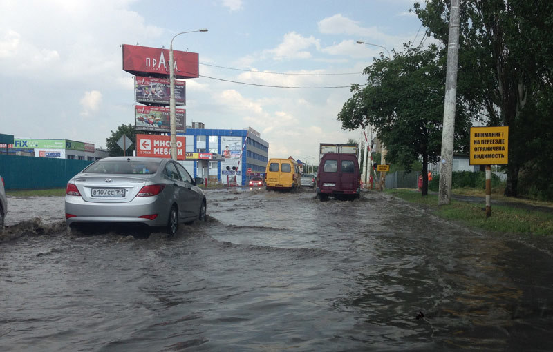 В Шахтах ликвидируют последствия ночного урагана 1 В Шахтах ликвидируют последствия ночного урагана 1