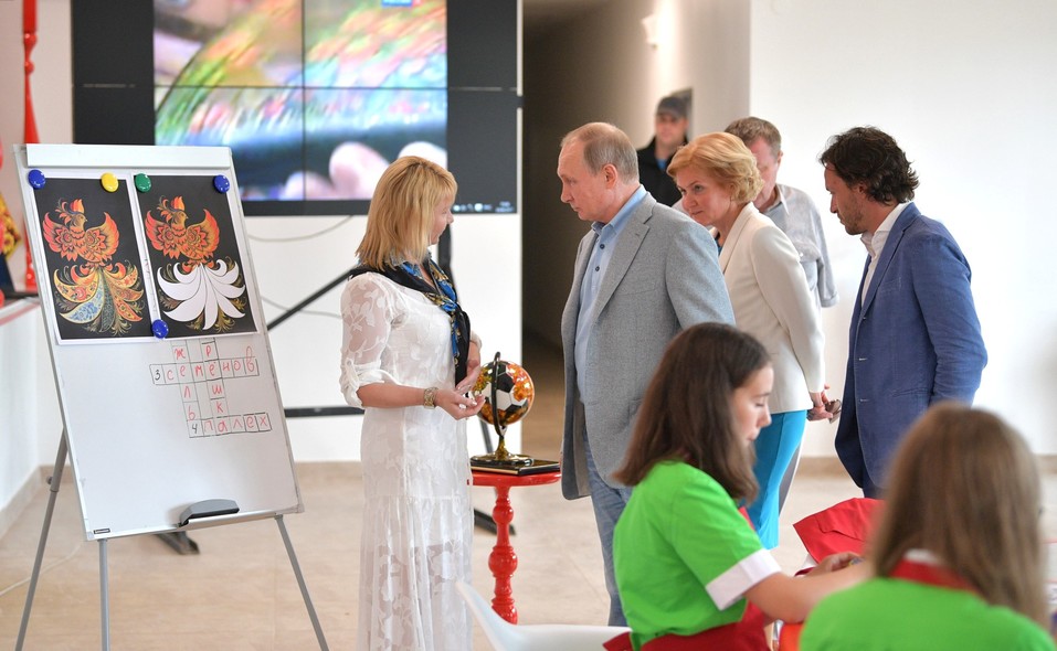 Нижегородцы подарили Путину глобус, расписанный под хохлому 1 Нижегородцы подарили Путину глобус, расписанный под хохлому 1