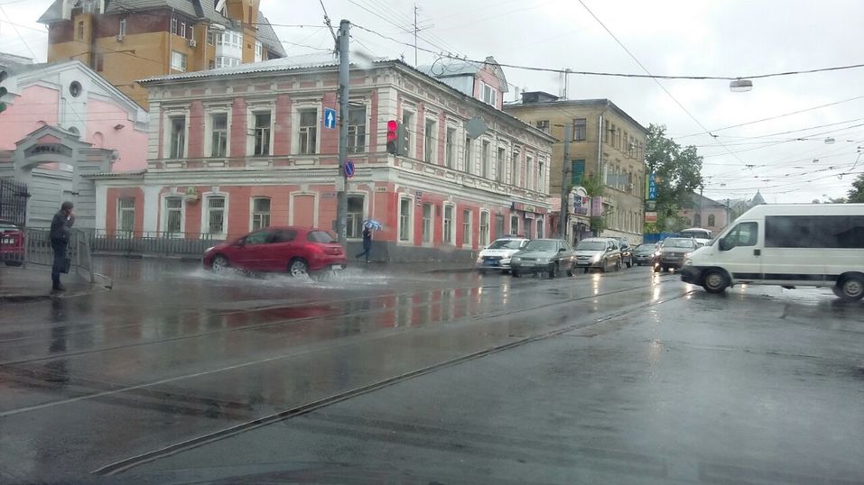 Ливень в Нижнем Новгороде парализовал движение транспорта 3 Ливень в Нижнем Новгороде парализовал движение транспорта 3