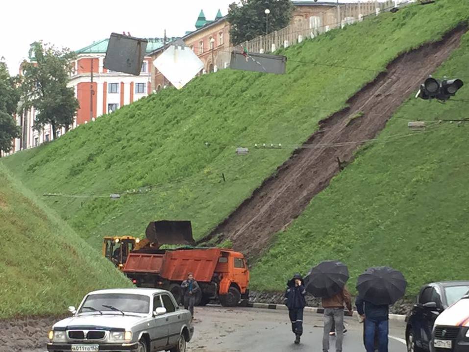 На Зеленском съезде произошел сход грунта, движение перекрыто 1 На Зеленском съезде произошел сход грунта, движение перекрыто 1