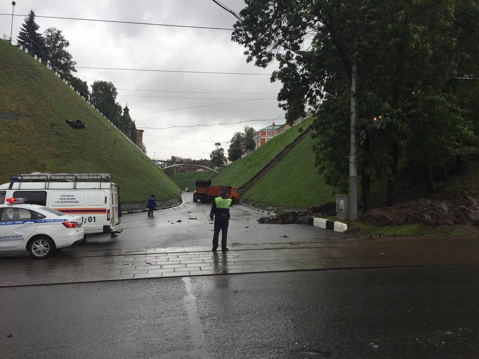 На Зеленском съезде произошел сход грунта, движение перекрыто 2 На Зеленском съезде произошел сход грунта, движение перекрыто 2