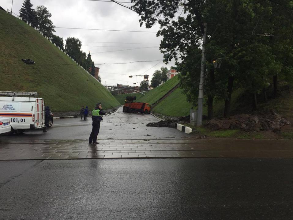 На Зеленском съезде произошел сход грунта, движение перекрыто 3 На Зеленском съезде произошел сход грунта, движение перекрыто 3