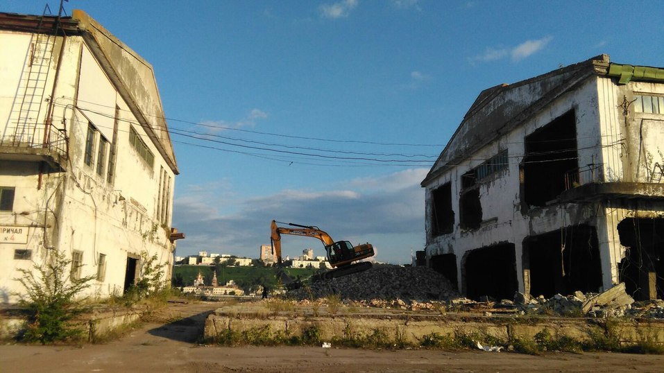 В Нижнем Новгороде начали снос бетонных пакгаузов на Стрелке 1 В Нижнем Новгороде начали снос бетонных пакгаузов на Стрелке 1