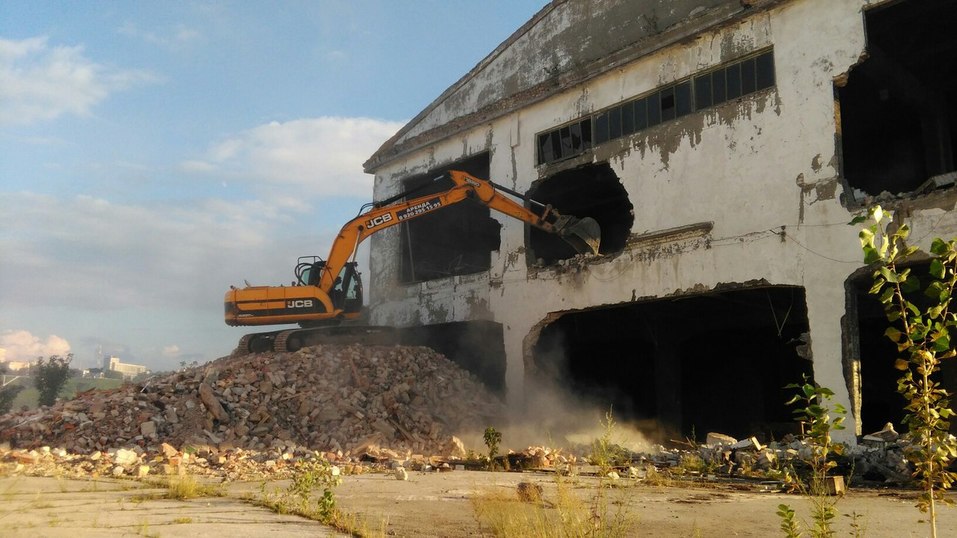 В Нижнем Новгороде начали снос бетонных пакгаузов на Стрелке 2 В Нижнем Новгороде начали снос бетонных пакгаузов на Стрелке 2