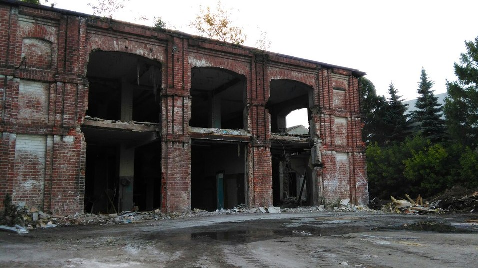 В Нижнем Новгороде начали снос бетонных пакгаузов на Стрелке 3 В Нижнем Новгороде начали снос бетонных пакгаузов на Стрелке 3