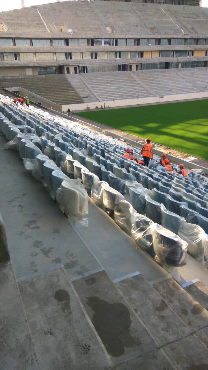 На нижегородском стадионе начали устанавливать зрительские кресла 1 На нижегородском стадионе начали устанавливать зрительские кресла 1