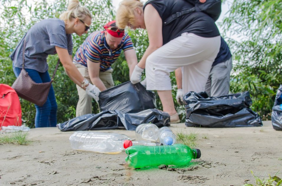 Блогеры и бизнес потратили свой выходной на уборку мусора вдоль Михайловской набережной 1 Блогеры и бизнес потратили свой выходной на уборку мусора вдоль Михайловской набережной 1