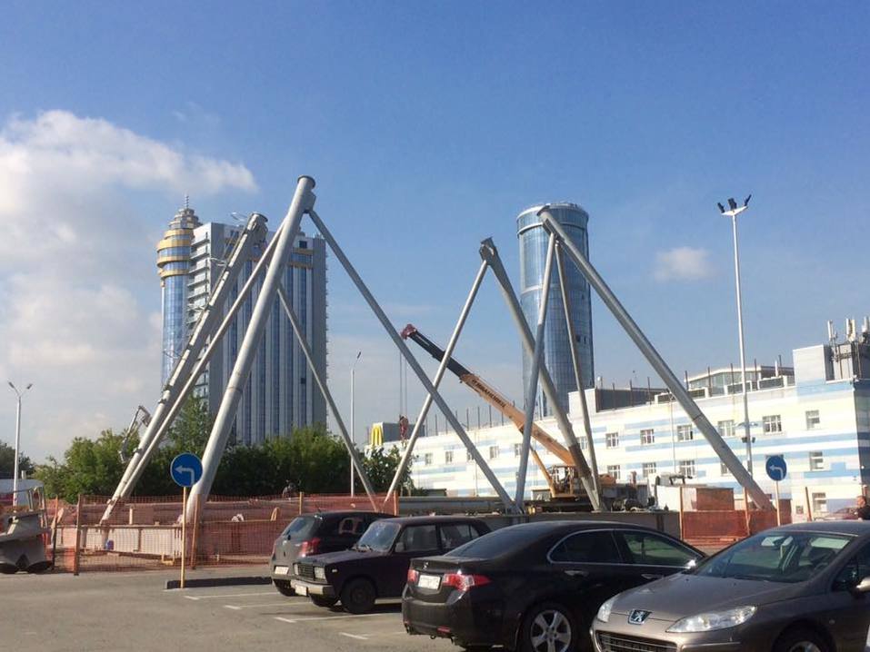 В Челябинске началась установка нового колеса обозрения 1 В Челябинске началась установка нового колеса обозрения 1