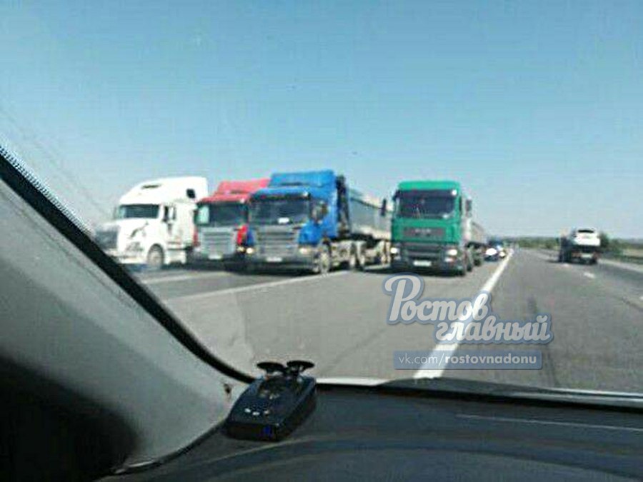 На трассе М-4 "Дон" водители фур перекрыли движение в сторону Ростова 1 На трассе М-4 "Дон" водители фур перекрыли движение в сторону Ростова 1