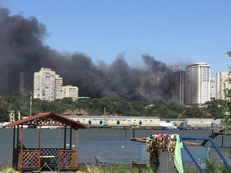 Донской губернатор прибыл на крупный пожар в районе Театральной площади Ростова LIVE 5 Донской губернатор прибыл на крупный пожар в районе Театральной площади Ростова LIVE 5