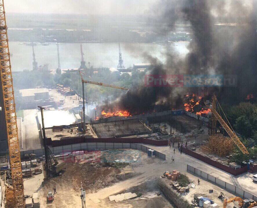 Донской губернатор прибыл на крупный пожар в районе Театральной площади Ростова LIVE 6 Донской губернатор прибыл на крупный пожар в районе Театральной площади Ростова LIVE 6