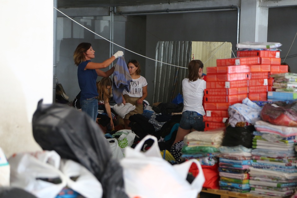 Жители Ростова активно помогают пострадавшим от пожара вещами ФОТО 6 Жители Ростова активно помогают пострадавшим от пожара вещами ФОТО 6