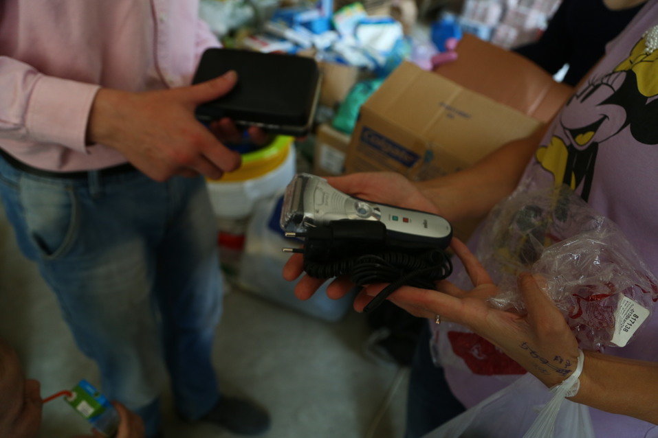 Жители Ростова активно помогают пострадавшим от пожара вещами ФОТО 10 Жители Ростова активно помогают пострадавшим от пожара вещами ФОТО 10