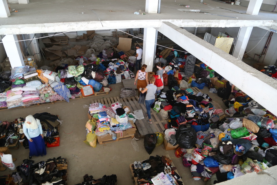 Жители Ростова активно помогают пострадавшим от пожара вещами ФОТО 13 Жители Ростова активно помогают пострадавшим от пожара вещами ФОТО 13