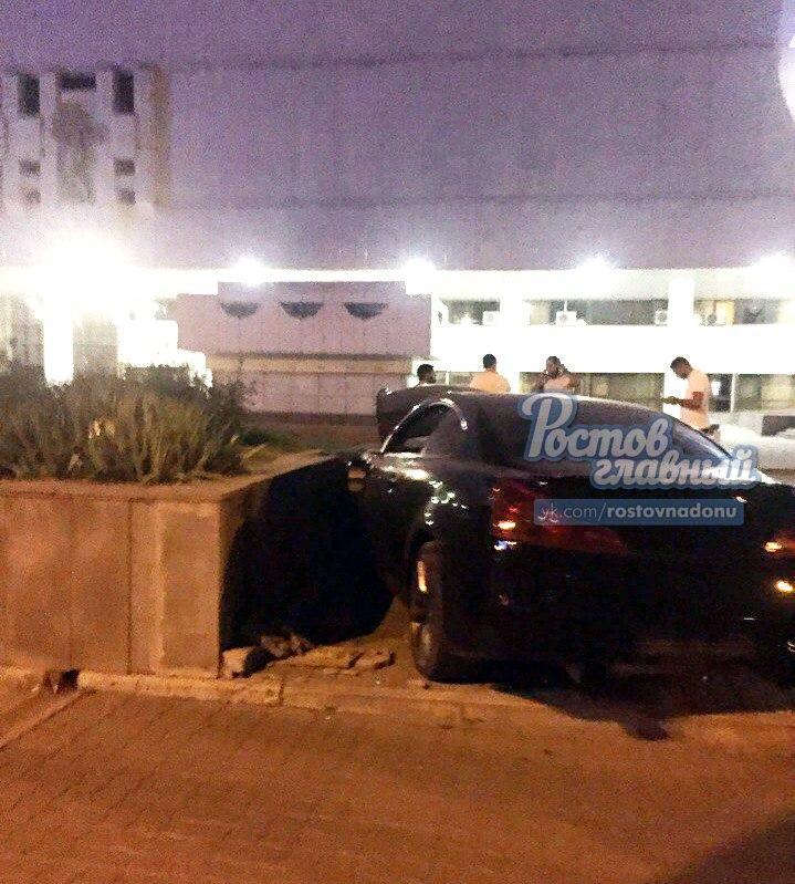 В Ростове иномарка снесла платаны за 100 тысяч рублей 1 В Ростове иномарка снесла платаны за 100 тысяч рублей 1