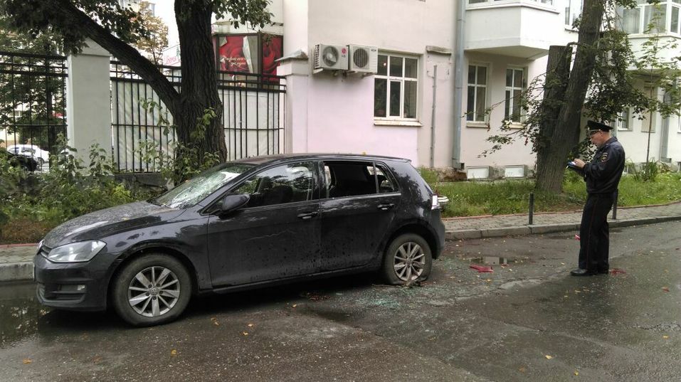 В машину символически подкинули селедку. Кто-то снова испортил имущество «Лиги ЖКХ» 1 В машину символически подкинули селедку. Кто-то снова испортил имущество «Лиги ЖКХ» 1