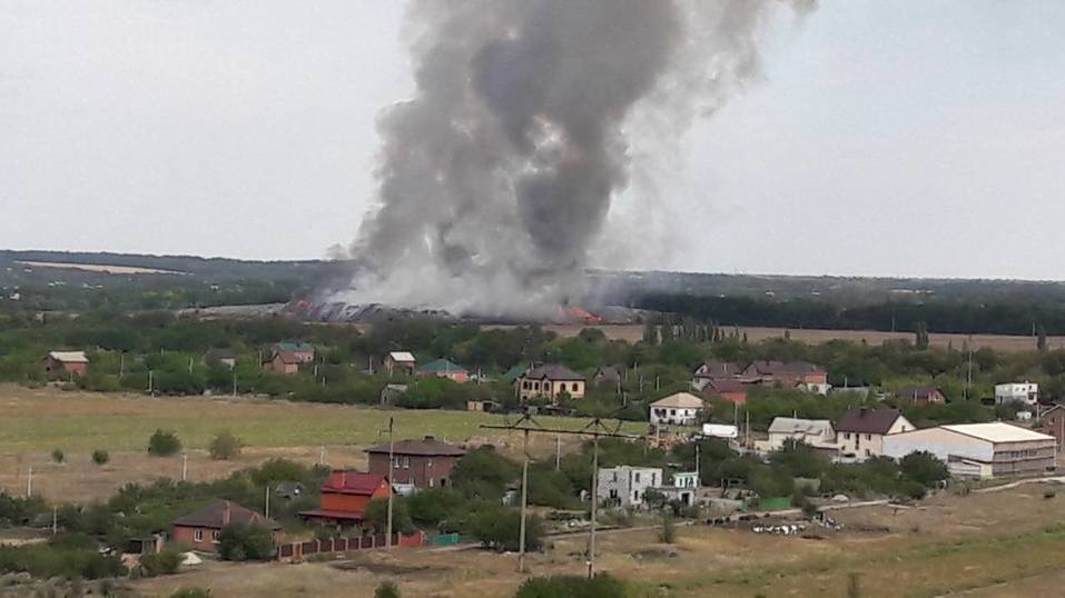 Дым и неприятный запах в Ростове объяснили пожаром на свалке ФОТО 3 Дым и неприятный запах в Ростове объяснили пожаром на свалке ФОТО 3