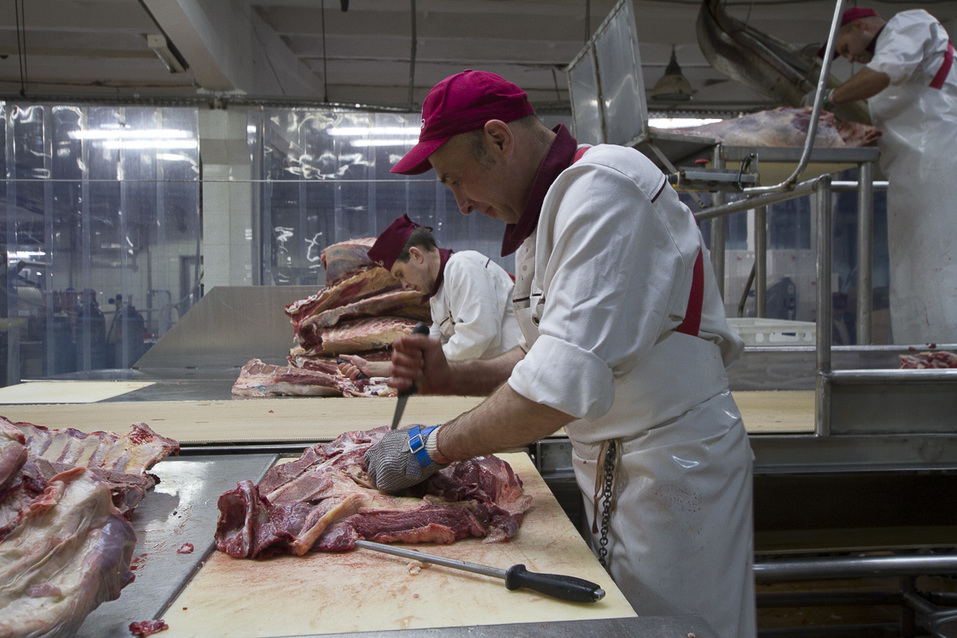 Изнанка комбината «Хороший вкус». Из чего делают сосиски и колбасы, и едят ли их работники 7 Изнанка комбината «Хороший вкус». Из чего делают сосиски и колбасы, и едят ли их работники 7