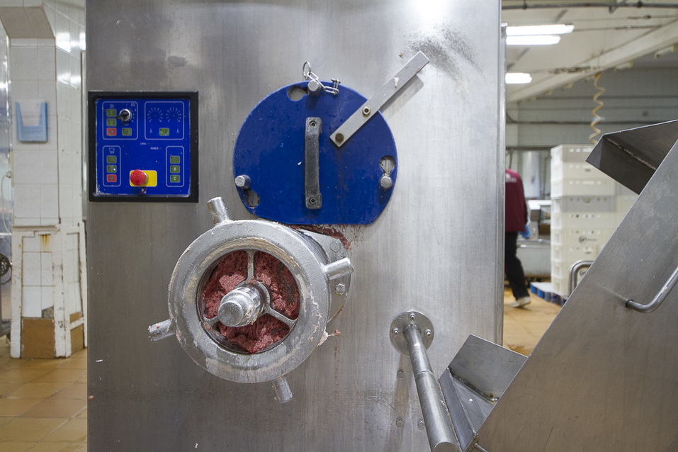 Изнанка комбината «Хороший вкус». Из чего делают сосиски и колбасы, и едят ли их работники 12 Изнанка комбината «Хороший вкус». Из чего делают сосиски и колбасы, и едят ли их работники 12