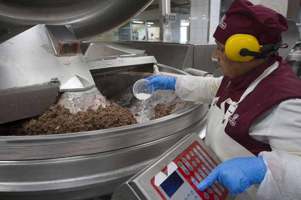 Изнанка комбината «Хороший вкус». Из чего делают сосиски и колбасы, и едят ли их работники 16 Изнанка комбината «Хороший вкус». Из чего делают сосиски и колбасы, и едят ли их работники 16