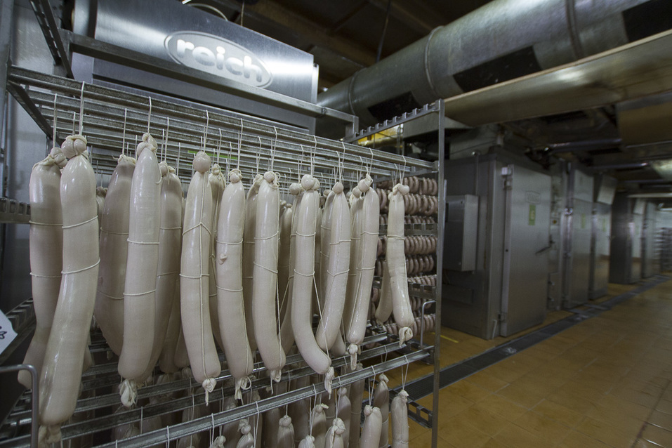 Изнанка комбината «Хороший вкус». Из чего делают сосиски и колбасы, и едят ли их работники 24 Изнанка комбината «Хороший вкус». Из чего делают сосиски и колбасы, и едят ли их работники 24