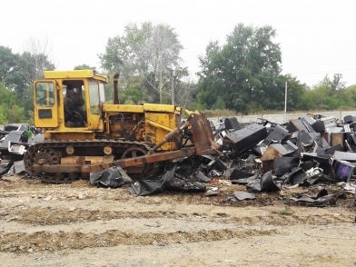 В Челябинске показали, как бульдозер раздавил тысячи игровых автоматов 1 В Челябинске показали, как бульдозер раздавил тысячи игровых автоматов 1