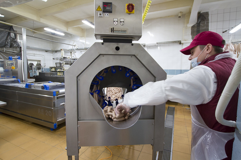 Изнанка комбината «Хороший вкус». Из чего делают сосиски и колбасы, и едят ли их работники 30 Изнанка комбината «Хороший вкус». Из чего делают сосиски и колбасы, и едят ли их работники 30