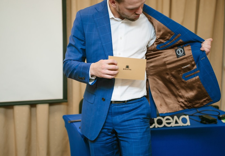 Иван Зубарев против Марка Цукерберга. Почему бизнесмену стоит красиво одеваться / КОЛОНКА 2 Иван Зубарев против Марка Цукерберга. Почему бизнесмену стоит красиво одеваться / КОЛОНКА 2