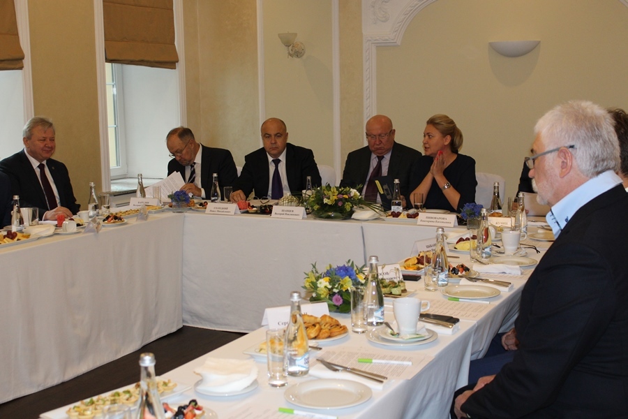 Шанцев поручил откорректировать систему работы пунктов весогабаритного контроля 2 Шанцев поручил откорректировать систему работы пунктов весогабаритного контроля 2