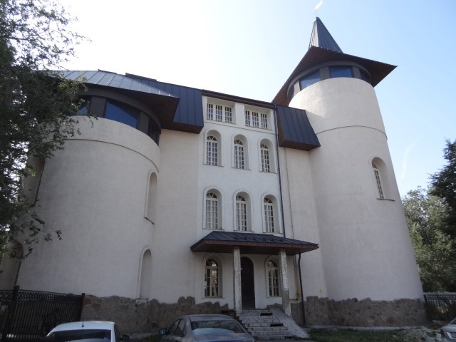 В центре Челябинска за 60 млн. продается необычное здание в форме замка 1 В центре Челябинска за 60 млн. продается необычное здание в форме замка 1